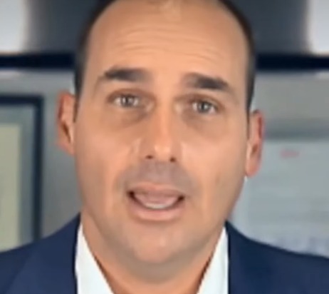 Imagem - Eduardo Bolsonaro diz que decisão sobre demissão da PF será política e afirma que não voltará ao Brasil